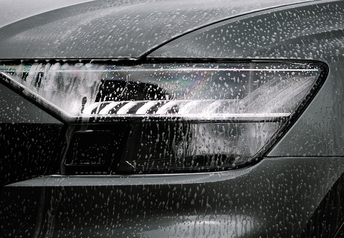 Čistenie zaschnutého hmyzu z karosérie auta